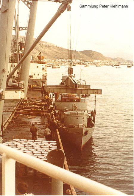 LIEBENFELS (3) löscht Küstenwachboot.