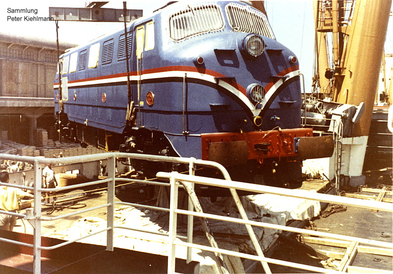 NEUERFELS (3) löscht Lokomotive.