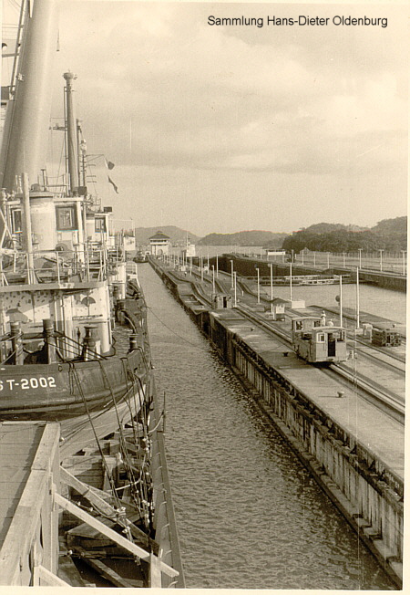 SPITZFELS (2) in Panama-Kanal Schleuse.