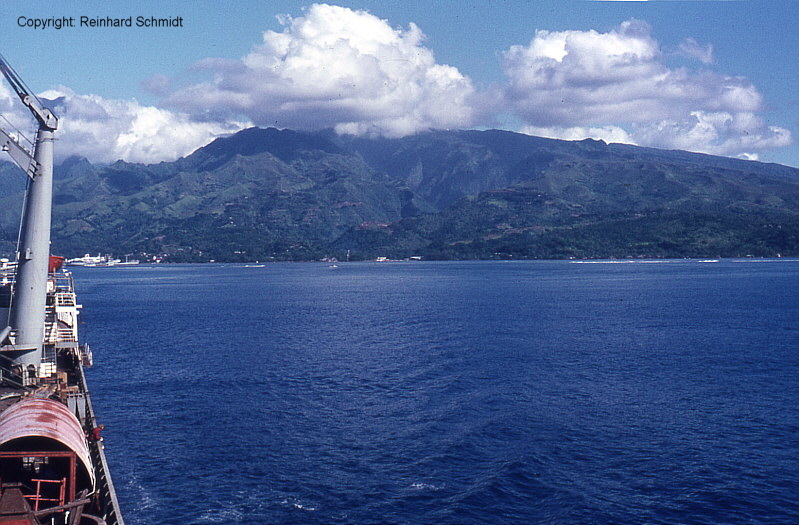 SPITZFELS (2) auslaufend Papeete auf Tahiti