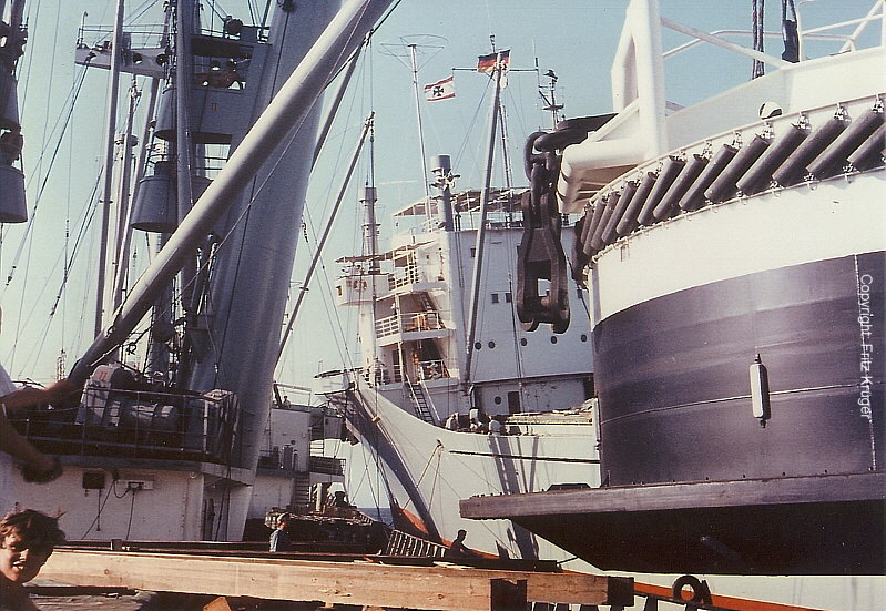 TANNENFELS (4) die Verladeboje zwischen den Schiffen.