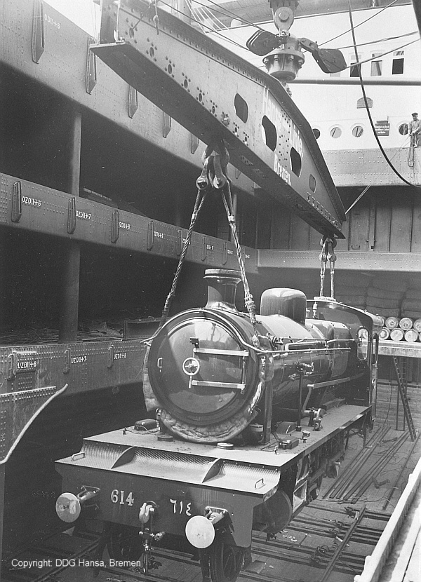 UHENFELS (2) eine Lokomotive im Laderaum.