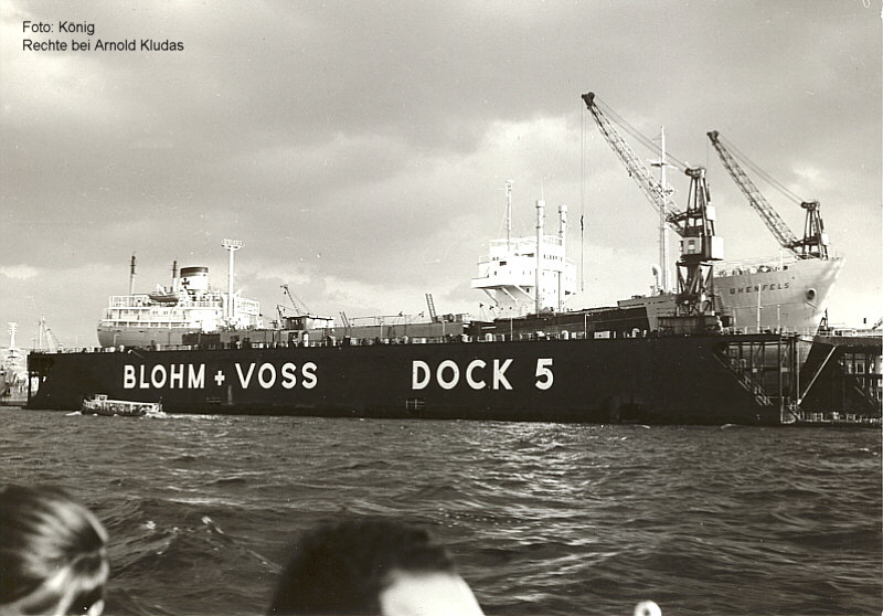 UHENFELS (3) bei Blohm & Voss im Dock.