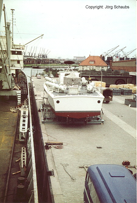 WARTENFELS (3) Schnellboot auf der Pier.